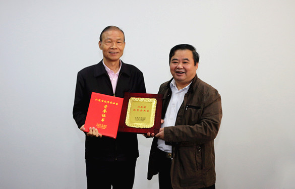 2016年10月12日，常州市經(jīng)信委副主任潘仁賢一行來(lái)上上電纜參觀調(diào)研，并為集團(tuán)董事長(zhǎng)丁山華頒發(fā)江蘇省優(yōu)秀企業(yè)家獎(jiǎng)牌